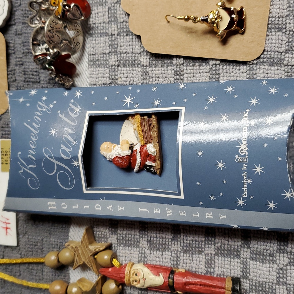 Christmas Jewelry 7 Pc Bundle. Santa Theme Earrings Bracelet Pin Necklace Vintag - Picture 8 of 13